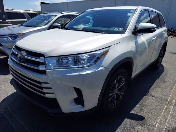 2019 Toyota Highlander LE hatchback Blizzard Pearl for sale in Thorndale, PA – photo 2