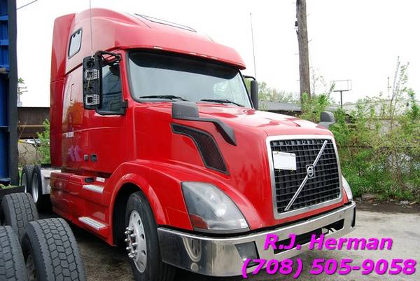 2010 Volvo Tandem Axle Sleeper for sale in Willow Springs, IL – photo 2