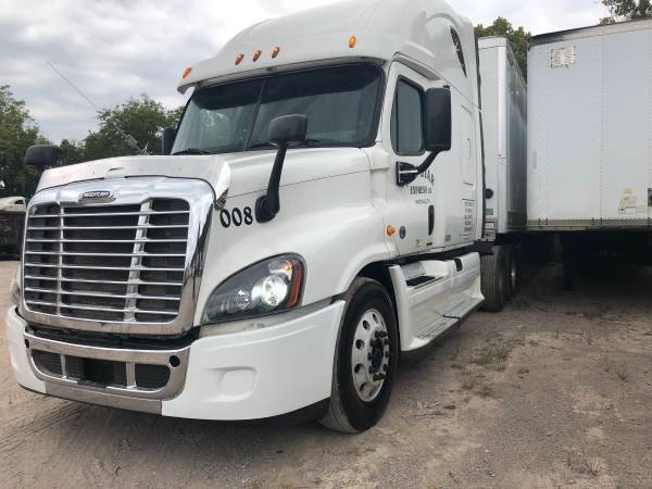 2012 freightliner cascadia! Low miles! Clean tittle for sale in Knoxville, TN – photo 3