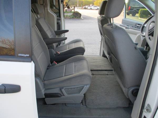2008 CHRYSLER TOWN AND COUNTRY - cars & trucks - by owner - vehicle... for sale in Highland Park, IL – photo 9