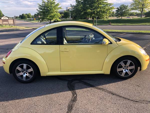 2006 Volkswagen Beetle YELLOW 2.5 Auto Hatchback 2D - LOW MILEAGE for sale in Rochester, MI – photo 10