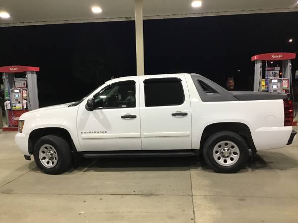 White 2007 Chevy Avalanche LS 4X4 Truck - cars & trucks - by dealer... for sale in Dallas Center, IA – photo 14