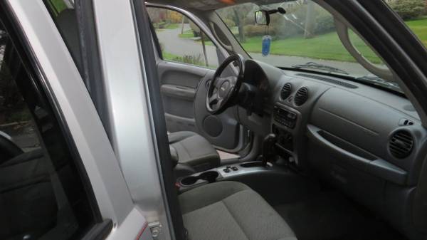 Jeep Liberty Renegade 05 Auto 4x4 fully loaded no rust great shape -... for sale in Trumbull, CT – photo 18