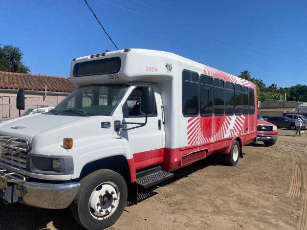 2009 Chevrolet 5500 27 passenger bus with wheel chair lift - cars & for sale in Lodi , CA – photo 2