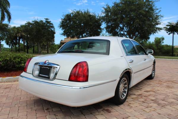 Lincoln Town Car Signature - - by dealer - vehicle for sale in Royal Palm Beach, FL – photo 4