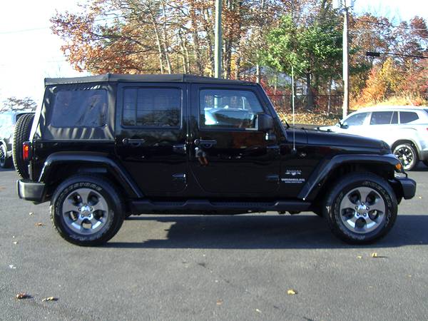 ► 2017 JEEP WRANGLER UNLIMITED SAHARA 4x4 with ONLY 35k MILES !!! -... for sale in Feeding Hills, MA – photo 6