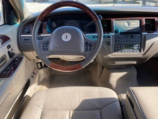 2004 LINCOLN TOWN CAR ***69,000 MILES***NO ACCIDENT LUXURY SEDAN... for sale in VALLLEY FALLS, KS – photo 10