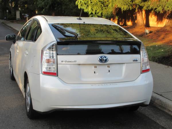 2011 TOYOTA PRIUS *LIKE NEW*BEAUTIFUL ! - cars & trucks - by dealer... for sale in Bellevue, WA – photo 2