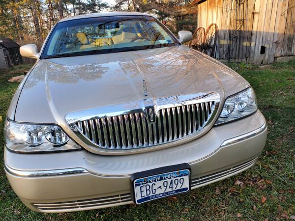 2008 Lincoln Town Car Signature Limited - cars & trucks - by owner -... for sale in Holland, NY – photo 2