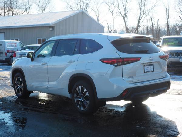 2020 Toyota Highlander XLE - - by dealer - vehicle for sale in ST.Cloud, MN – photo 3