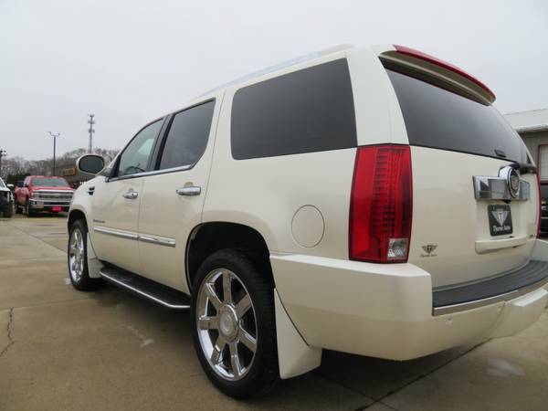 2008 Cadillac Escalade AWD Cleanest One Around - cars & trucks - by... for sale in Waterloo, IA – photo 11