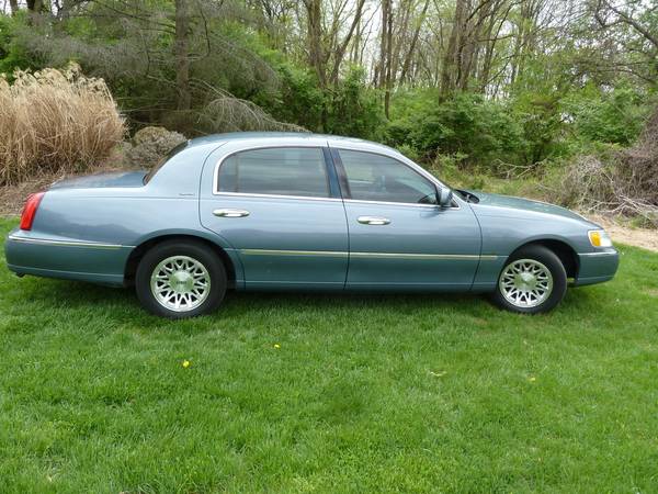 1999 Lincoln Town Car Signature 76k Cean Carfax no accidents or for sale in Huntingdon Valley, PA – photo 8