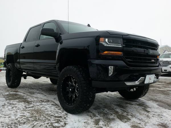2017 Chevrolet Silvrado Crew Cab Z71 4x4 - LIFTED! Must See! MINT! for sale in Wyoming, MN – photo 3