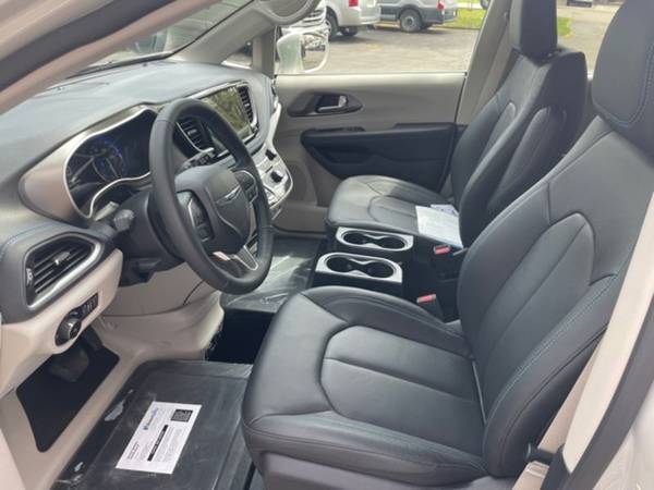 Wheelchair/Handicap Accessible 2021 Chrysler Pacifica Touring for sale in Other, MI – photo 7