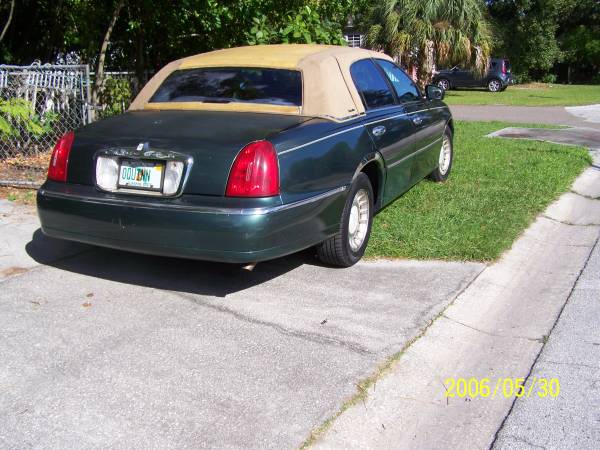 Lincoln Town Car - cars & trucks - by owner - vehicle automotive sale for sale in Pinellas Park, FL – photo 3