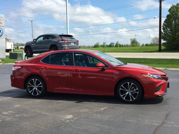 2020 Toyota Camry Hybrid SE sedan Supersonic Red for sale in Springfield, IL – photo 3