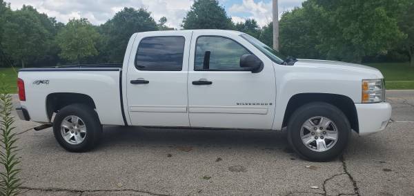 09 CHEVY SILVERADO CREW CAB 4WD- LOW MILES, V8, REAL CLEAN/ NICE... for sale in Miamisburg, OH – photo 4
