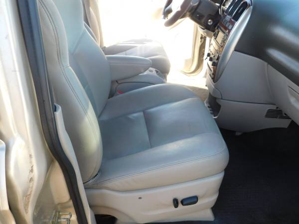 2005 Chrysler Town&Country - cars & trucks - by dealer - vehicle... for sale in Topeka, KS – photo 12