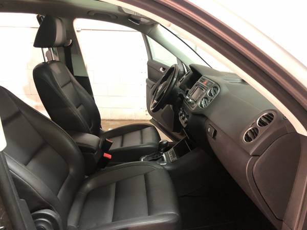 2011 Volkswagen Tiguan 2WD 4dr SE w/Sunroof & Navi for sale in Fenton, MI – photo 22