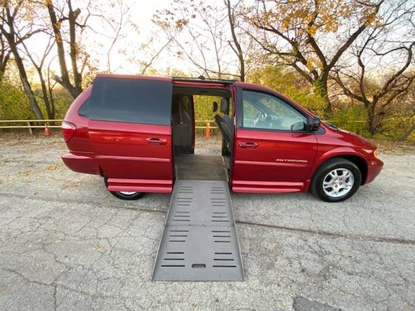 EXTRA CLEAN DODGE CARAVAN HANDICAP WHEELCHAIR ACCESSIBLE MOBILITY... for sale in SKOKIE, WI