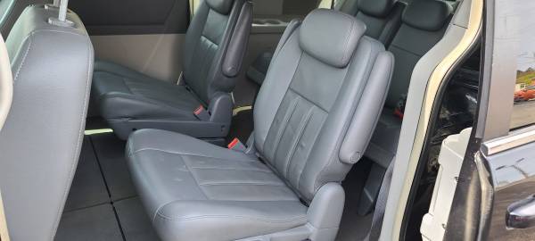 2009 Chrysler Town and Country - - by dealer - vehicle for sale in Lansing, MI – photo 11