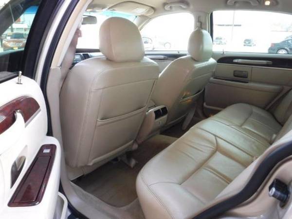 2009 LINCOLN Town Car - - by dealer - vehicle for sale in Grand Prairie, TX – photo 11