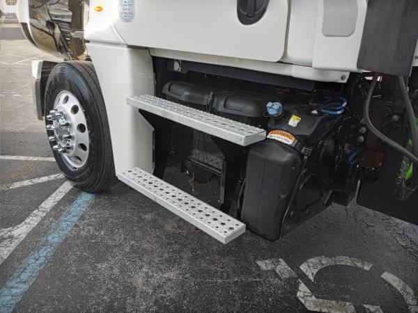 2015 FREIGHTLINER CASCADIA-DAY CAB - cars & trucks - by dealer -... for sale in Miami, FL – photo 18