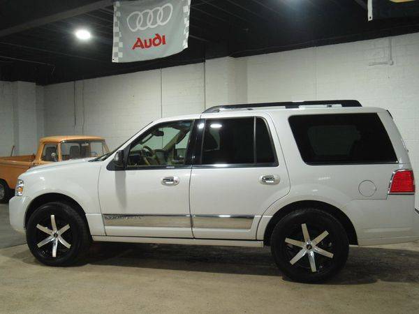 2010 LINCOLN NAVIGATOR LUXURY - FINANCING AVAILABLE-Indoor Showroom! for sale in PARMA, OH – photo 4