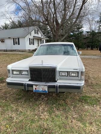 1988 Lincoln Town Car Signature - cars & trucks - by owner - vehicle... for sale in Lawrenceville, IN – photo 2