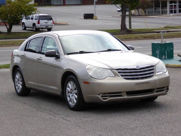 2009 Chrysler Sebring Sedan LX*RUNS LIKE A CHAMP*CLEAN TITLE*RELIABLE* for sale in Roanoke, VA – photo 2