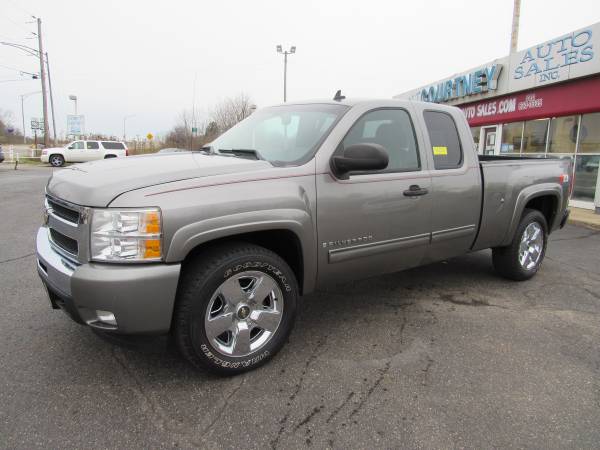 2009 Chevy Silverado 1500 LT Ext Cab 4WD - cars & trucks - by dealer... for sale in Alliance, OH