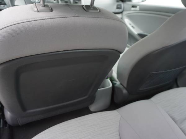 2017 Hyundai Accent SE 4-Door 6A sedan Silver for sale in Roseville, MI – photo 9