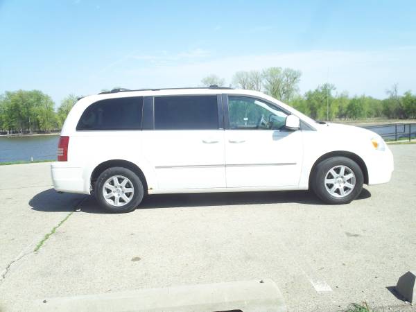2010 Chrysler Town & Country - - by dealer - vehicle for sale in Chillicothe, IL – photo 2