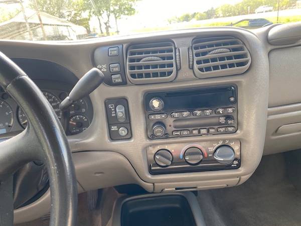 2004 Chevy Blazer LS/4 Door/4X4/Auto for sale in Augusta, KS – photo 4