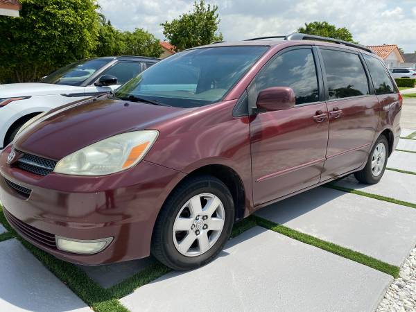 Selling Minivan Toyota Sienna 2004 for sale in Ware Shoals, SC – photo 3