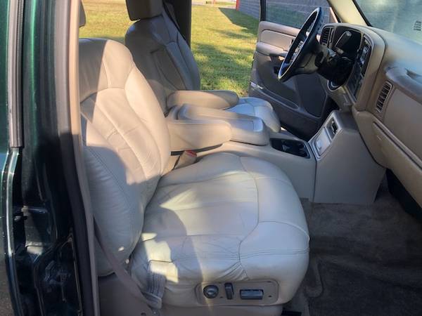 2001 Chevy Suburban 3 Row Leather seats GREAT Shape - cars & trucks... for sale in Casselberry, FL – photo 24