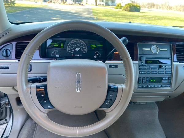 2005 LINCOLN TOWN CAR ONE OWNER ONLY 30500 MILES LIKE NEW - cars & for sale in Caledonia, MI – photo 19