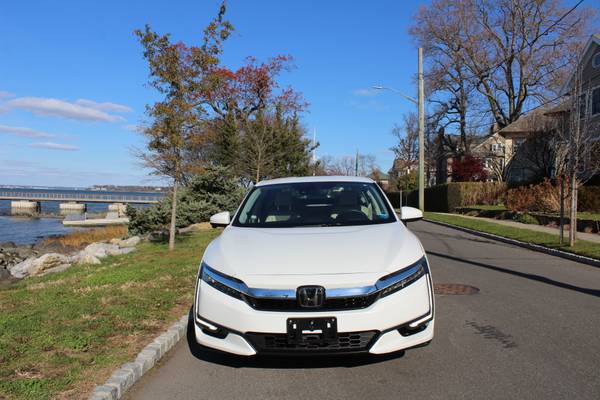 2018 Honda Clarity Plug-In Hybrid Sedan - cars & trucks - by dealer... for sale in Great Neck, NY – photo 2
