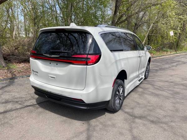 Wheelchair/Handicap Accessible 2021 Chrysler Pacifica Touring for sale in Other, MI – photo 12