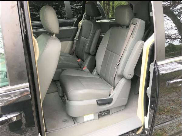 2008 Chrysler Town & Country Touring / Leather / Stow-N-Go for sale in Summerville , SC – photo 4