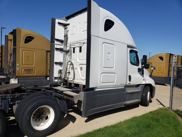 2015 Freightliner Cascadia SKU:2707G for sale in Decatur, IL – photo 12