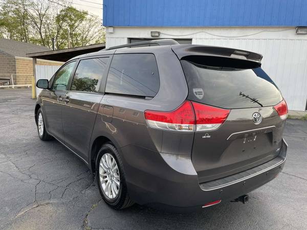 2012 Toyota Sienna XLE FULLY-LOADED ONE-OWNER VERY CLEAN for sale in Saint Louis, MO – photo 8
