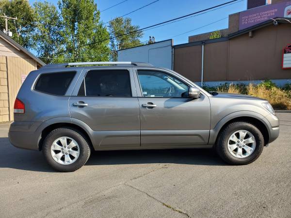 2009 Kia Borrego 4WD 4dr V6 LX - cars & trucks - by dealer - vehicle... for sale in Seattle, WA – photo 4