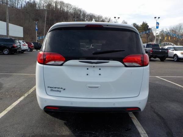2018 Chrysler Pacifica FWD 4D Passenger Van / Minivan/Van Touring L... for sale in Cambridge, OH – photo 6