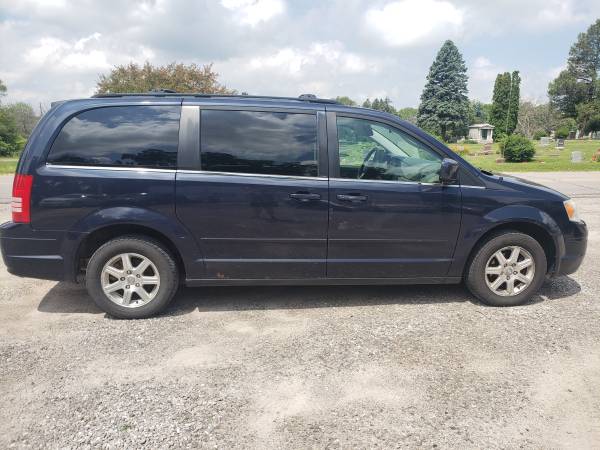 2008 Chrysler Town & Country Touring - - by dealer for sale in newton, iowa, IA – photo 3
