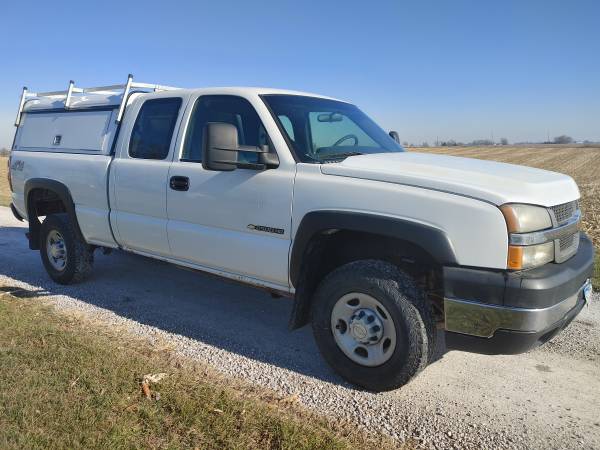 06 Chevy Silverado 2500HD - cars & trucks - by owner - vehicle... for sale in Kalona, IA – photo 4