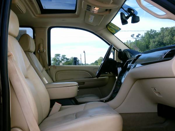 2008 Cadillac Escalade-HEATED LEATHER! NAV! REMOTE START! DVD! for sale in Silvis, IA – photo 18
