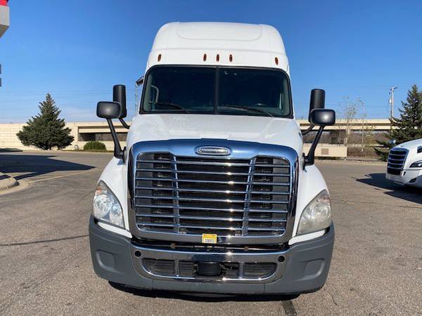 2018 Freightliner Cascadia - - by dealer - vehicle for sale in LAUDERDALE, MN – photo 2