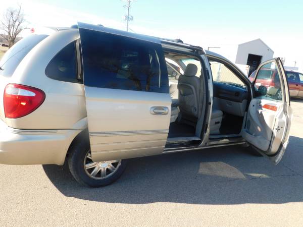 2005 Chrysler Town&Country - cars & trucks - by dealer - vehicle... for sale in Topeka, KS – photo 18