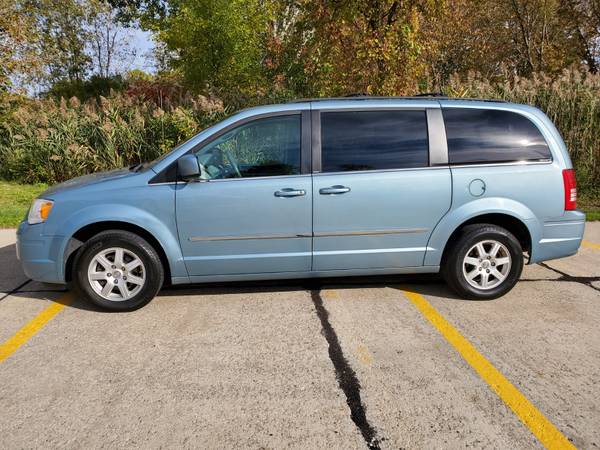 2010 Chrysler Town and Country Touring for sale in Chesterfield, MI – photo 5